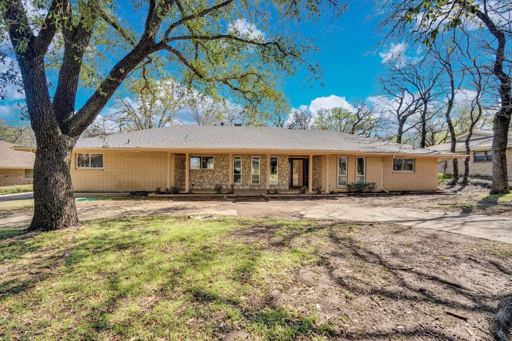 1105 Greenbriar Lane, Arlington