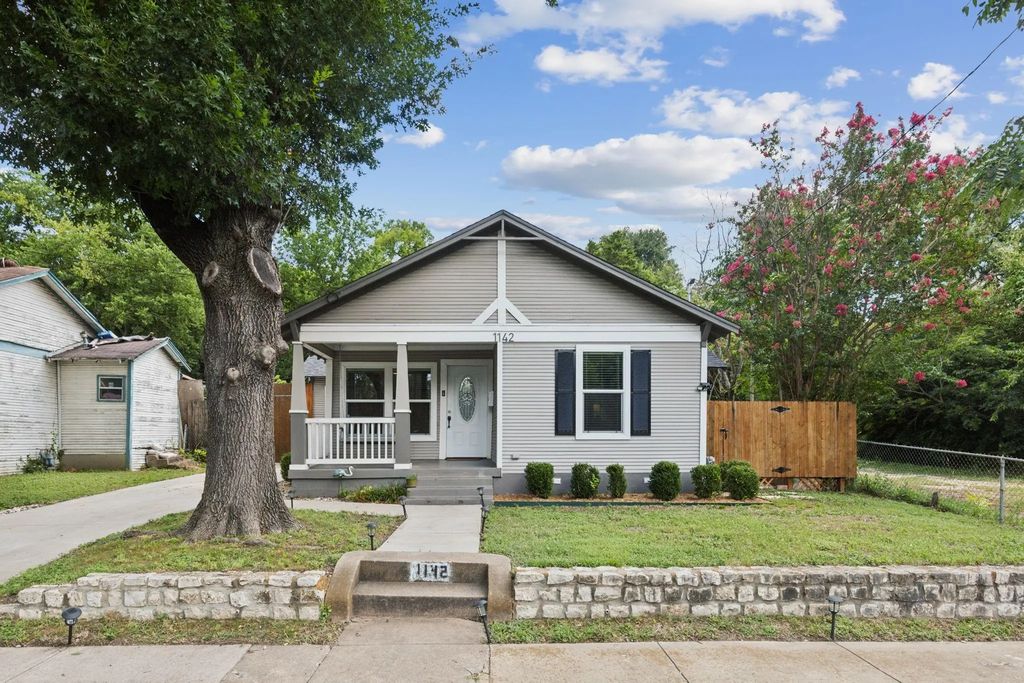 1142 W Clarendon Drive, Dallas