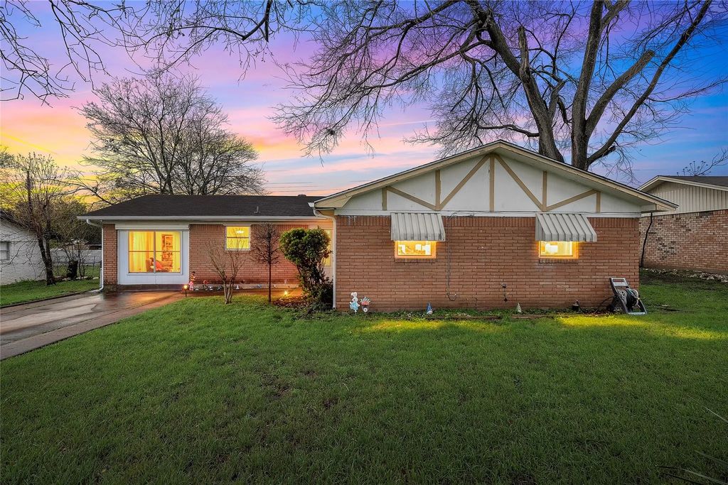 225 Sunset Boulevard, Hewitt