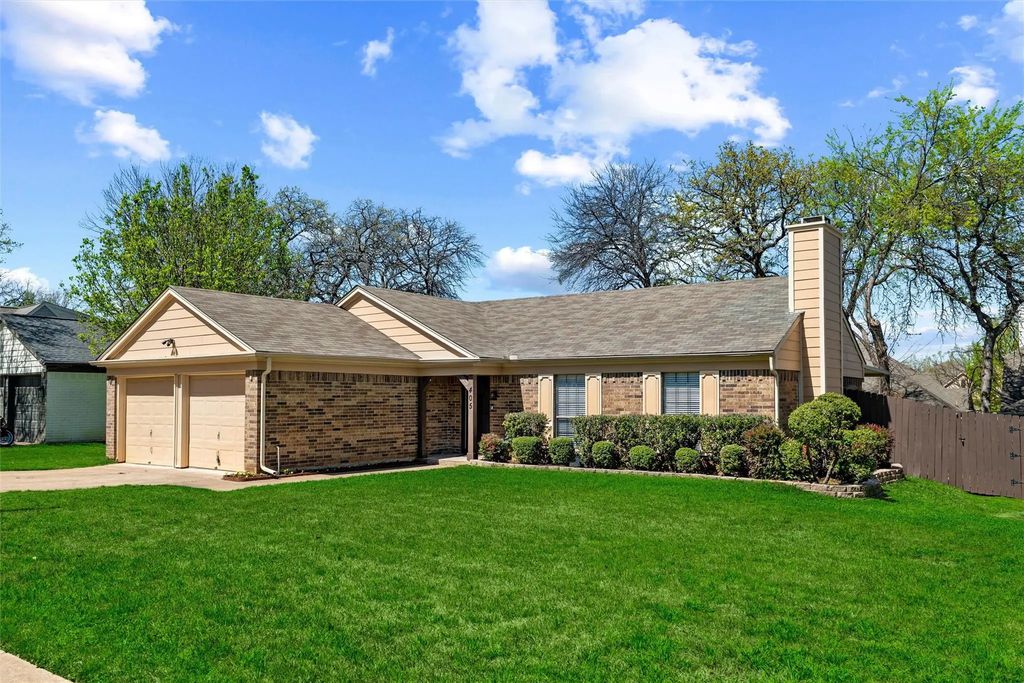 405 Thorn Wood Drive, Euless