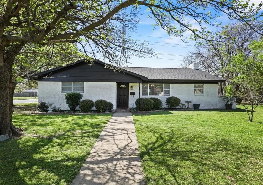 7332 Deville Drive, North Richland Hills