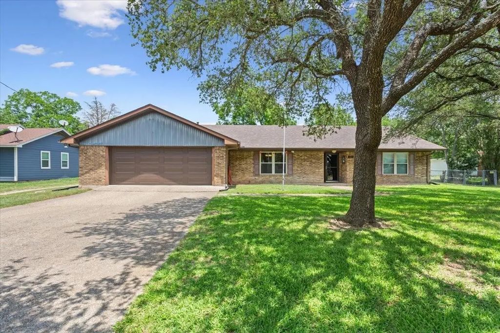 109 Hilltop Street, Riesel