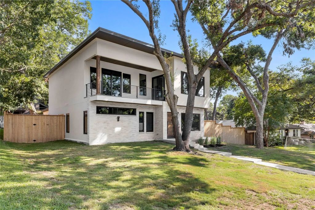 10434 Vinemont Street, Dallas