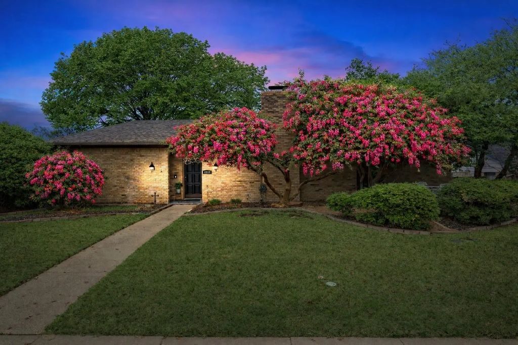 1813 Lake Side Lane, Plano