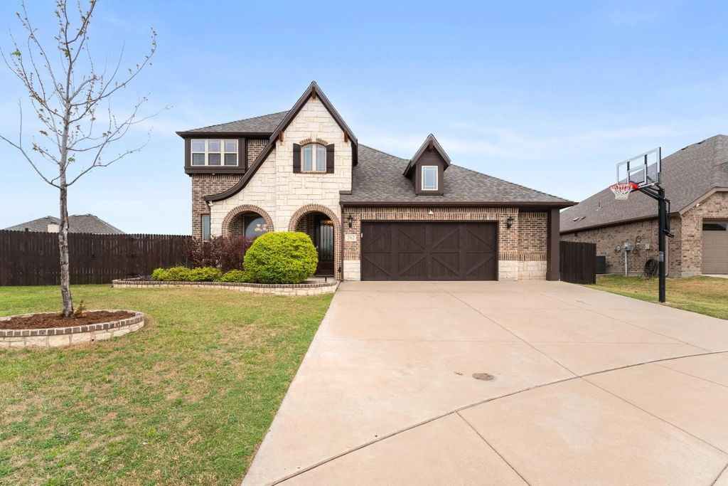 262 Firelight Drive, Waxahachie