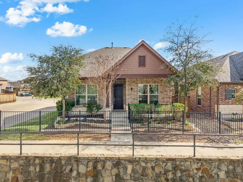 900 Adam Way, Euless