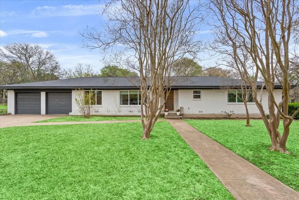 9118 Red Oak Drive, Woodway