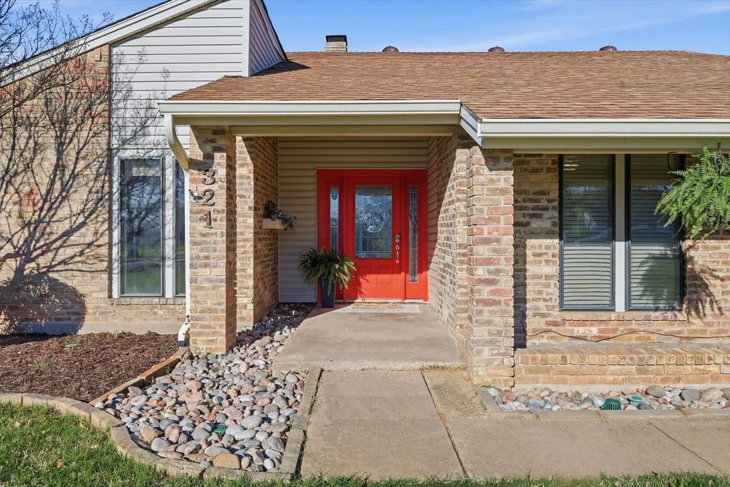 321 Oakview Drive, Double Oak