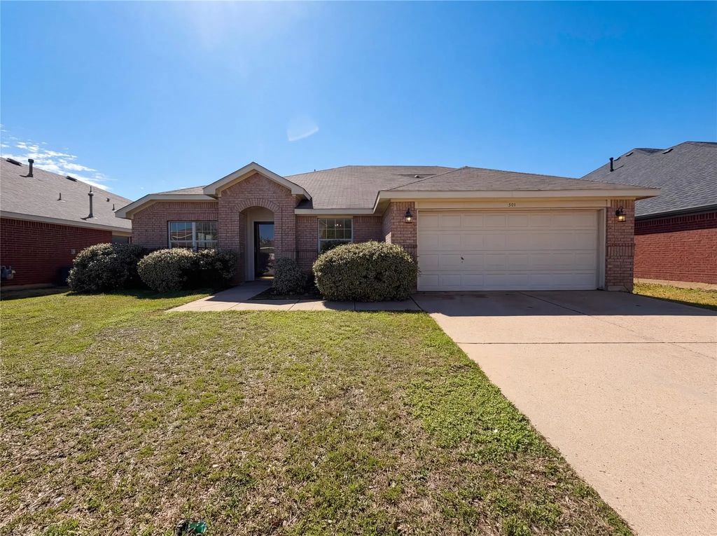501 W Clover Park Drive, Fort Worth