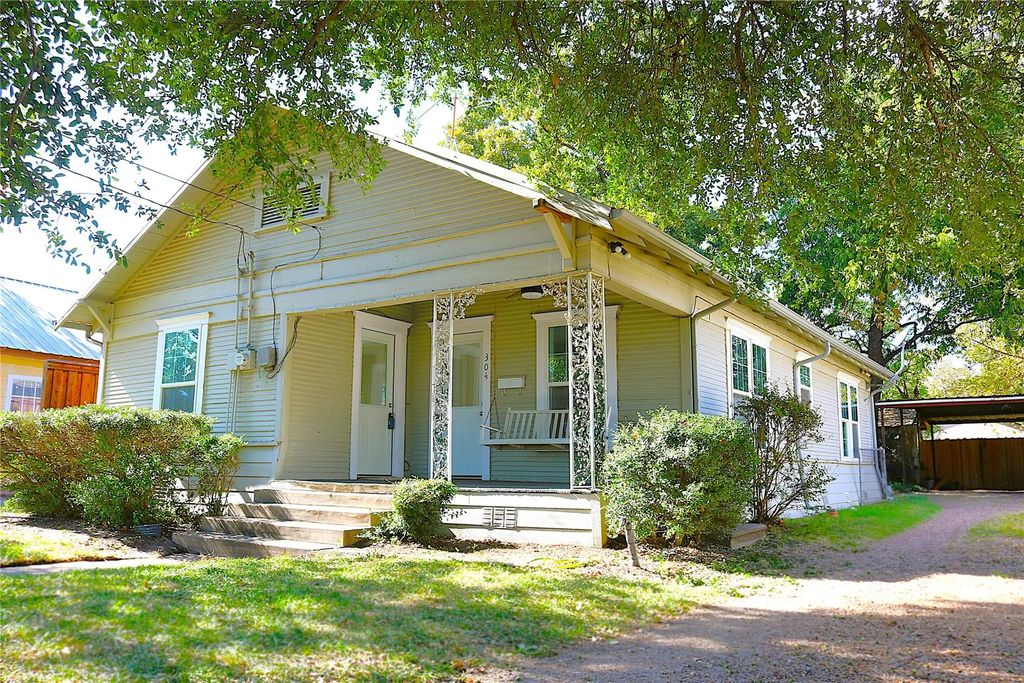 304 E Waco Street, Ennis