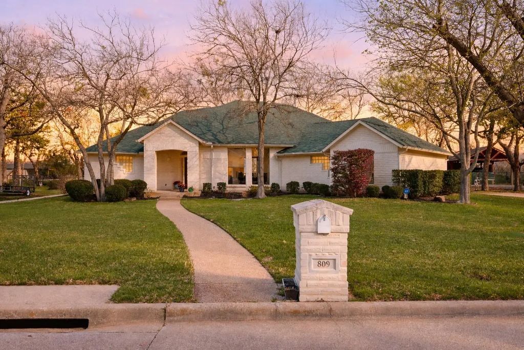 809 Majestic Oaks Court, Mansfield
