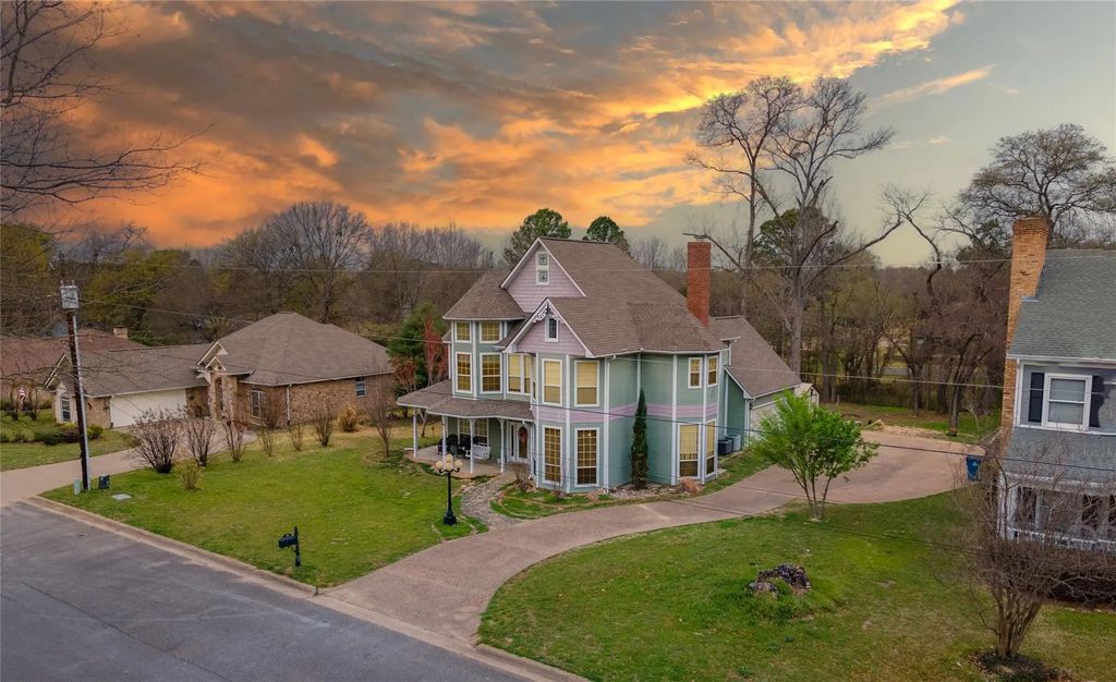 140 Pat Drive, Mineola