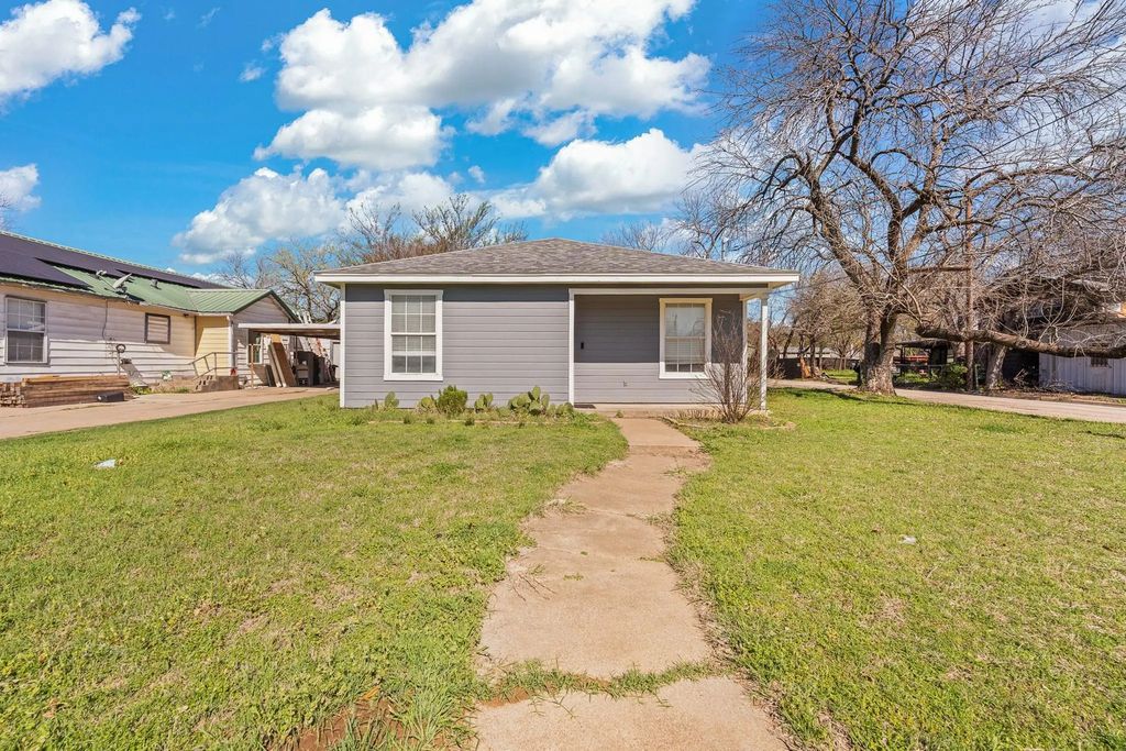 700 Poindexter Avenue, Cleburne