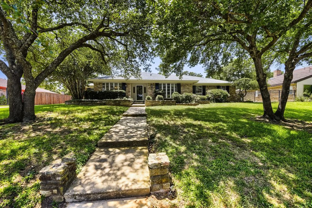 3712 Greenbriar Court, Colleyville