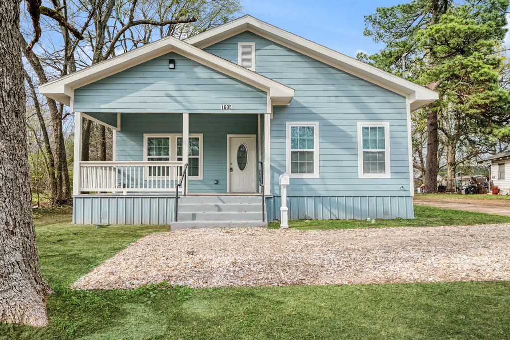 1605 Pine Bluff Street, Paris