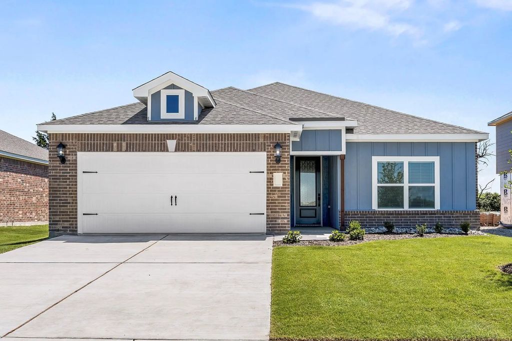 320 Live Oak Lane, Hutchins
