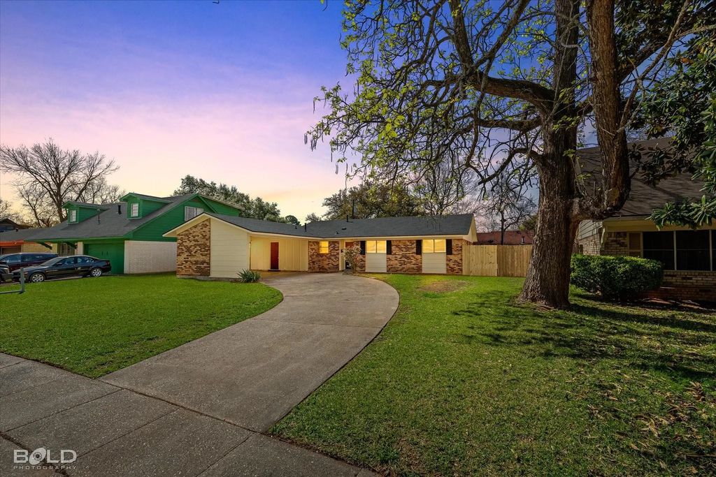 1121 Heatherwood Drive, Shreveport