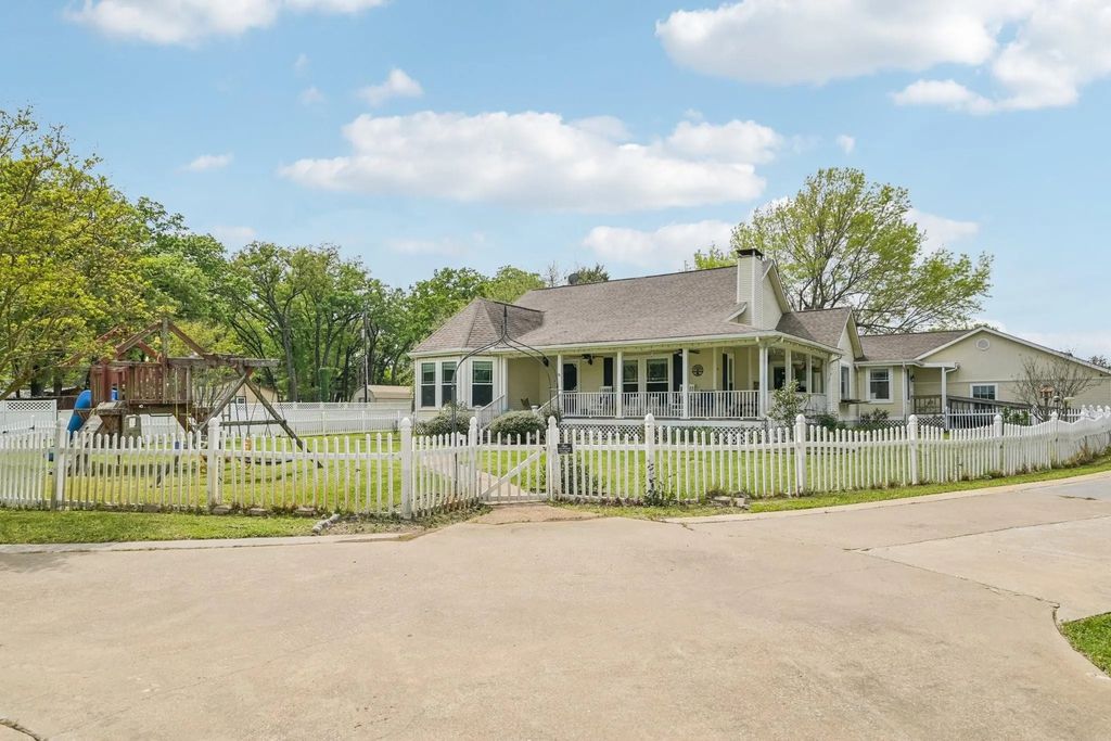 858 County Road 3101, Greenville