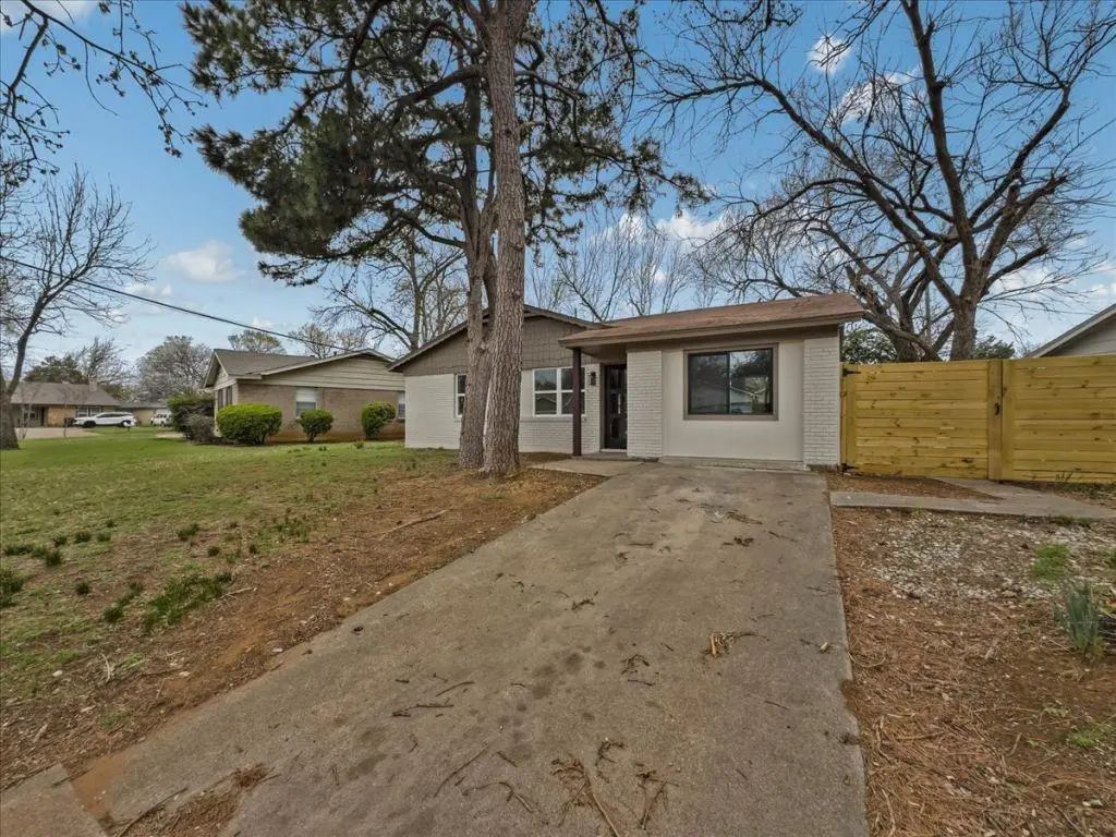 802 Nl Robinson Drive, Arlington