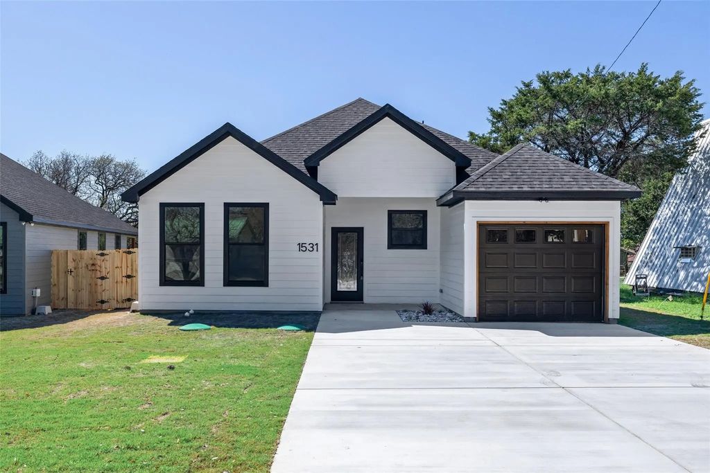 1531 Corona Drive, Granbury