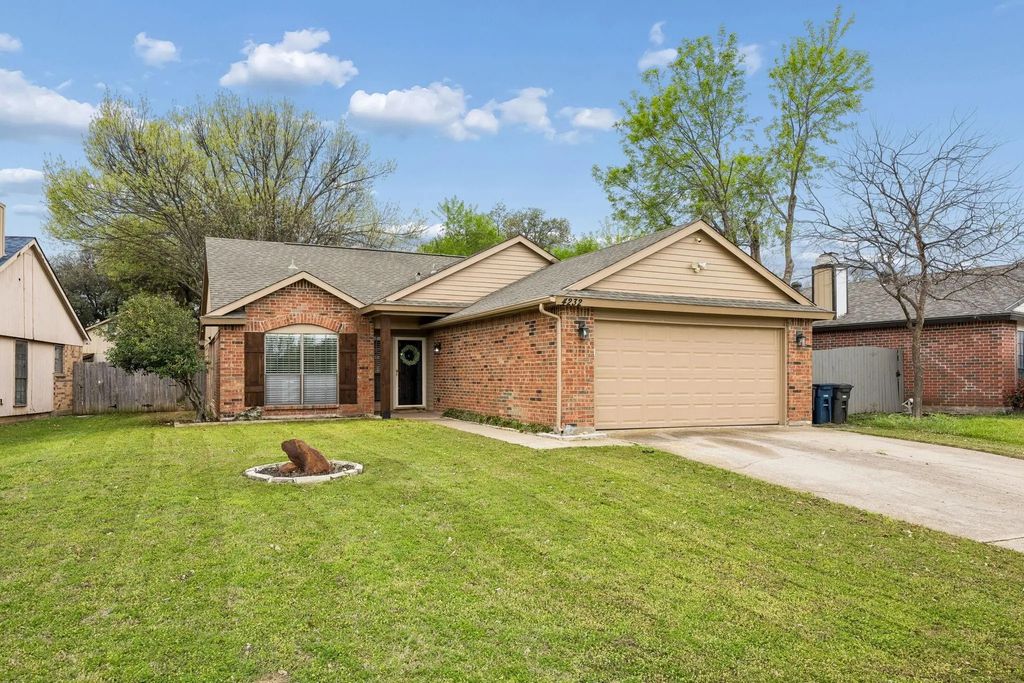 4232 Staghorn Circle N, Fort Worth