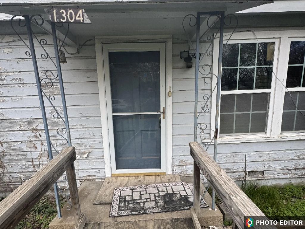 1304 N Wood Street, Cleburne