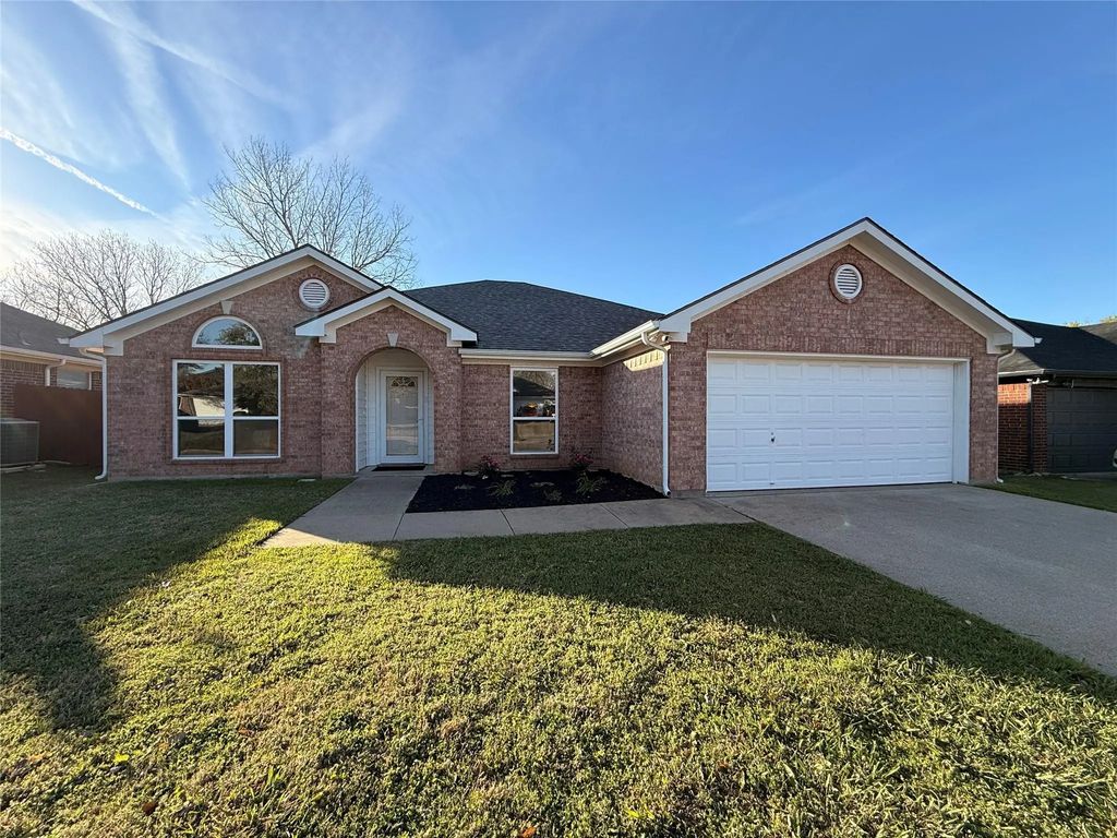1602 Crestmeadow Lane, Mansfield