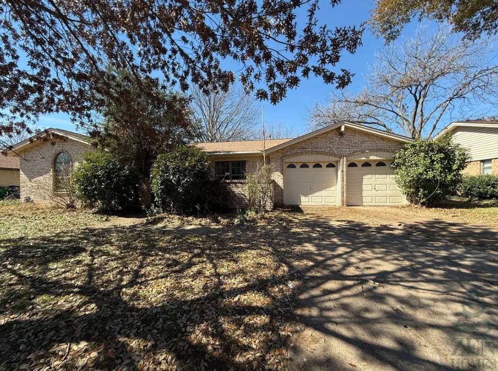 704 Meadowlark Circle, Crowley
