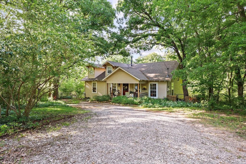 901 Old State Lane, Denison