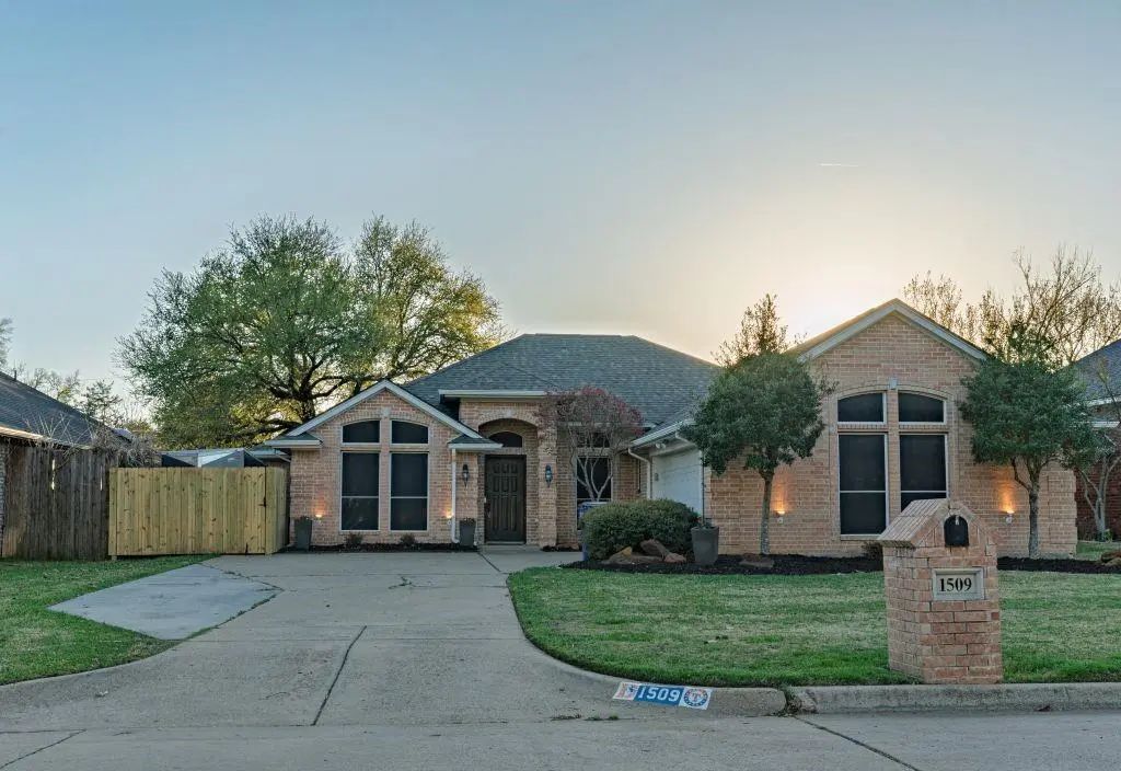 1509 Bridge Water Lane, Mansfield