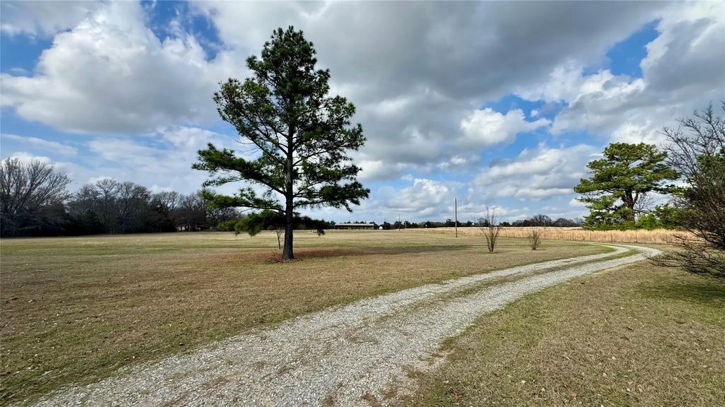 877 County Road 2010, Ivanhoe