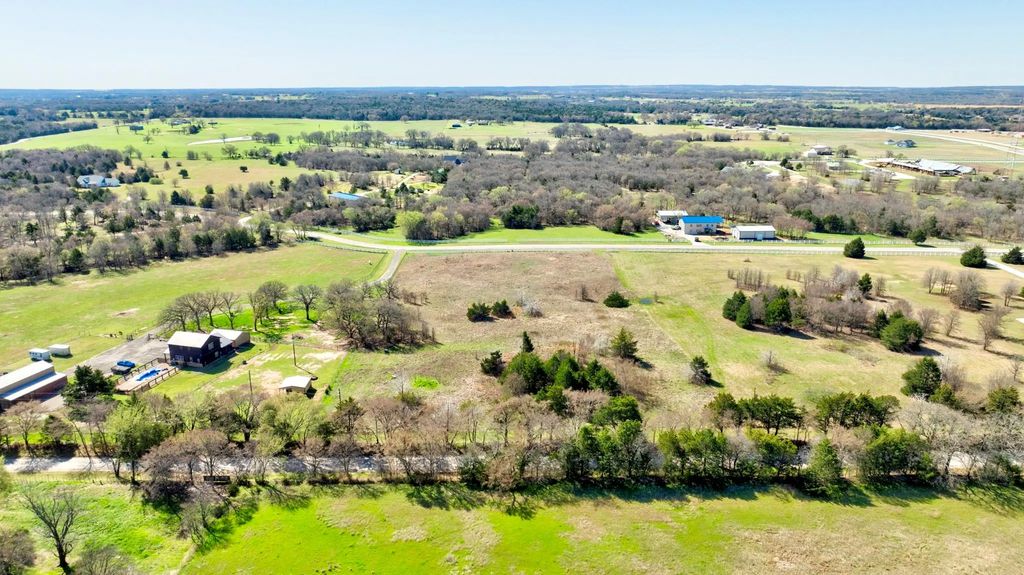 335 County Road 1264, Whitesboro