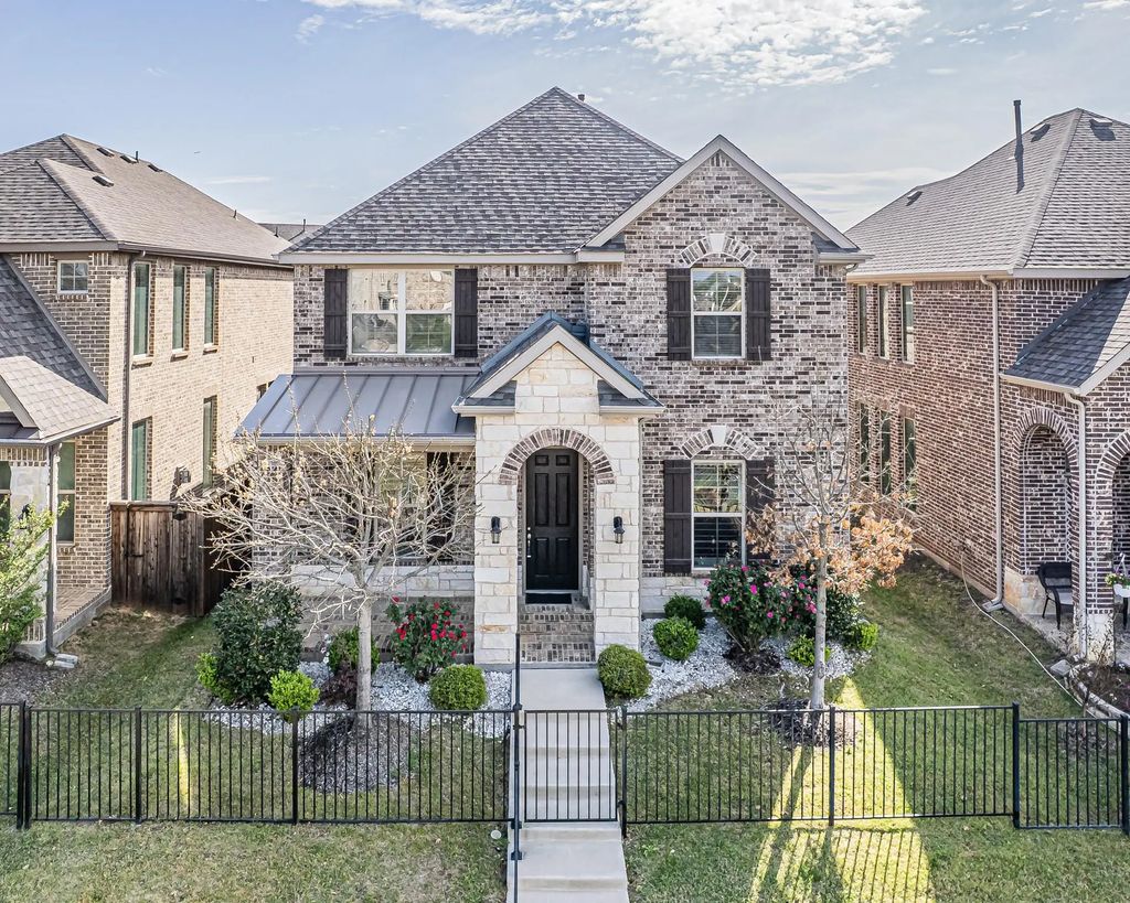 304 Adam Way, Euless