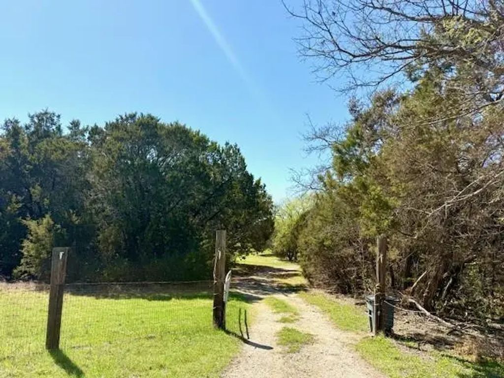 612 County Road 3570, China Spring