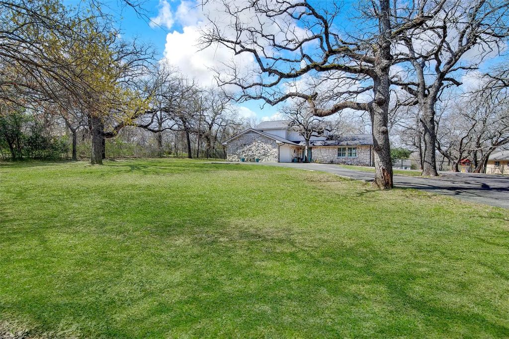 132 S Briaroaks Road, Burleson