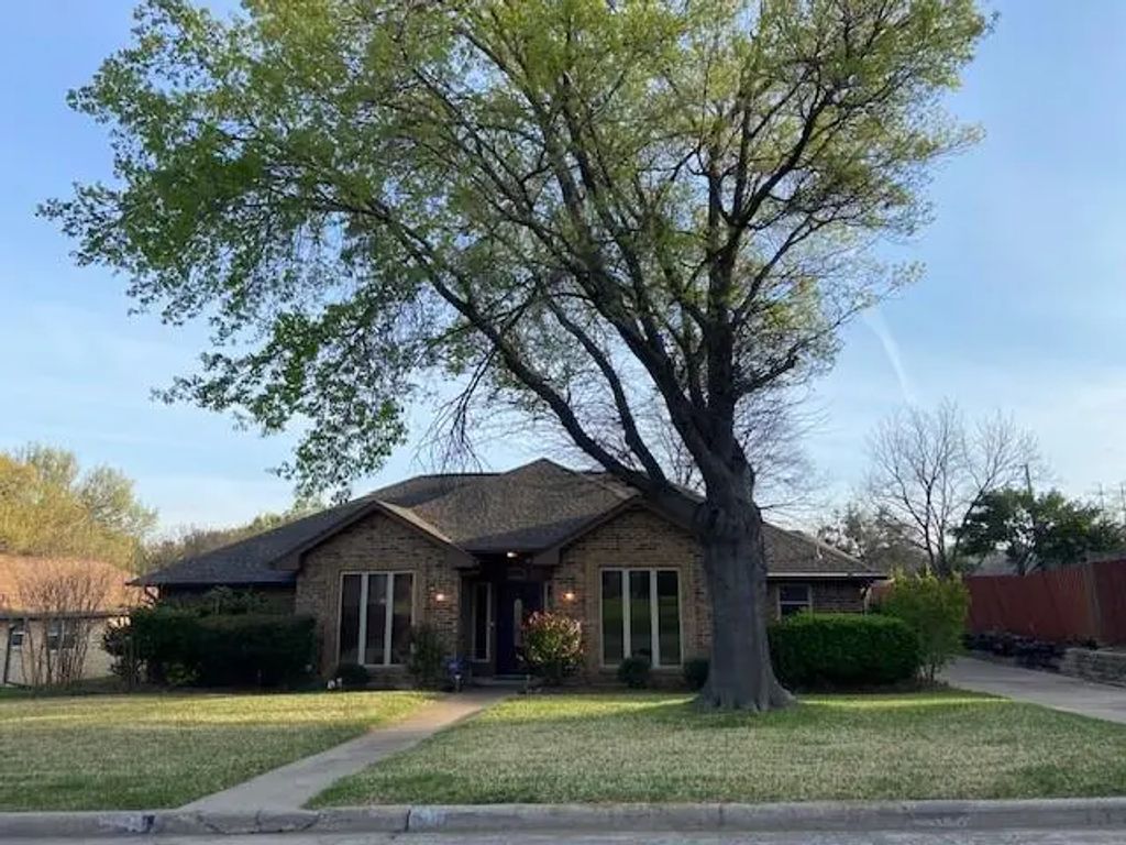 2013 Hazelwood Drive, Grand Prairie