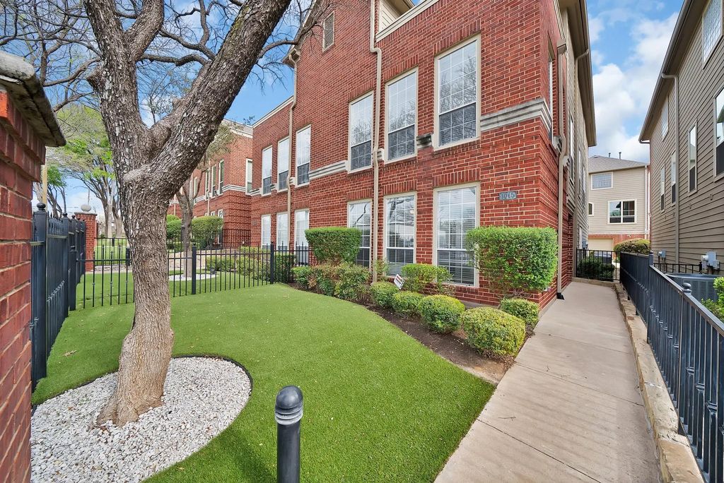 1015 W Bluff Street, Fort Worth