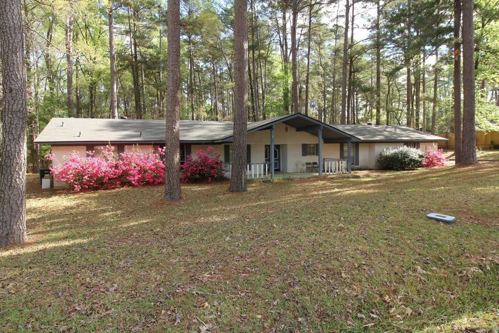 603 Pine Cone Drive, Haughton