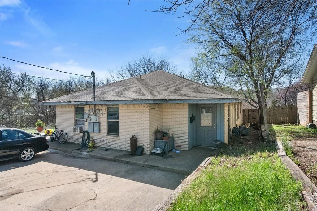 1129 College Street, Grand Prairie