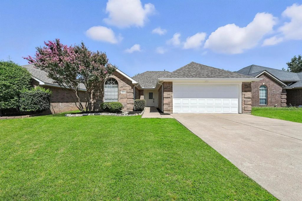 8016 Adcock Court, Fort Worth