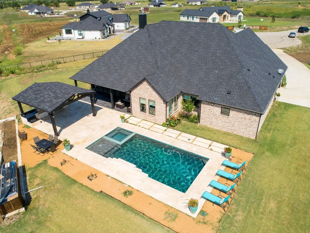 7299 Tom Trail, Krum