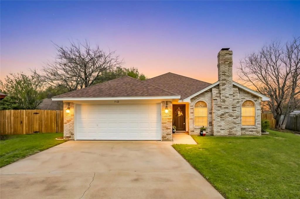 512 Oak Ridge Court, Crowley