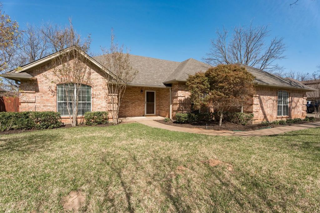 9006 N Longwood Drive, Granbury