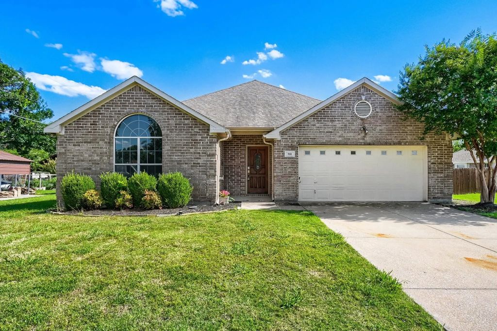 910 W Bois D Arc Street, Celina