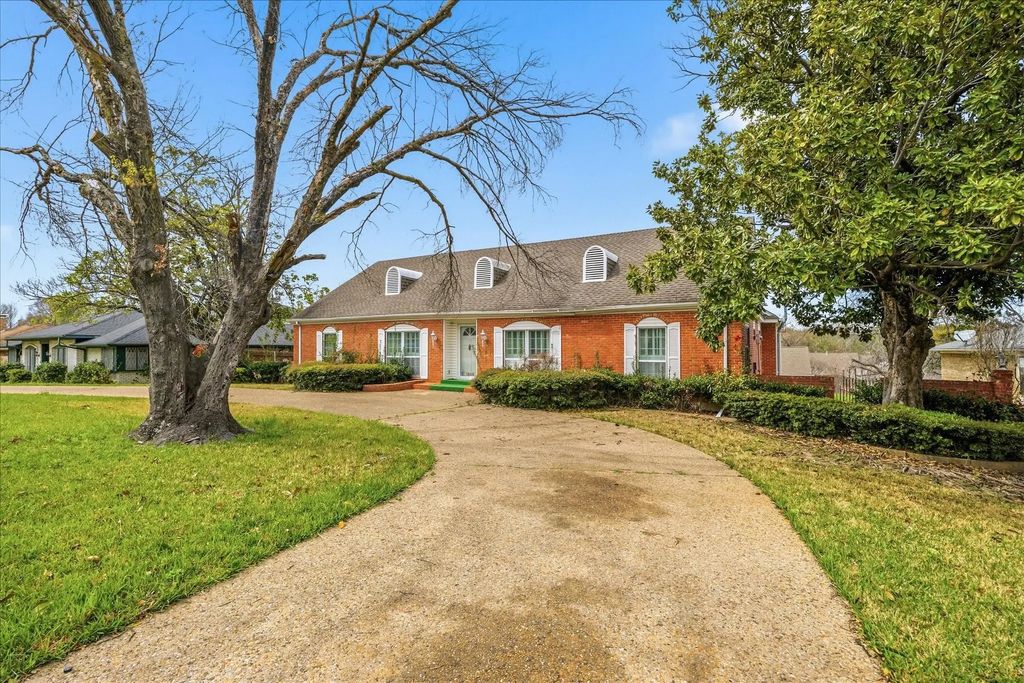1309 Briar Hollow Lane, Garland