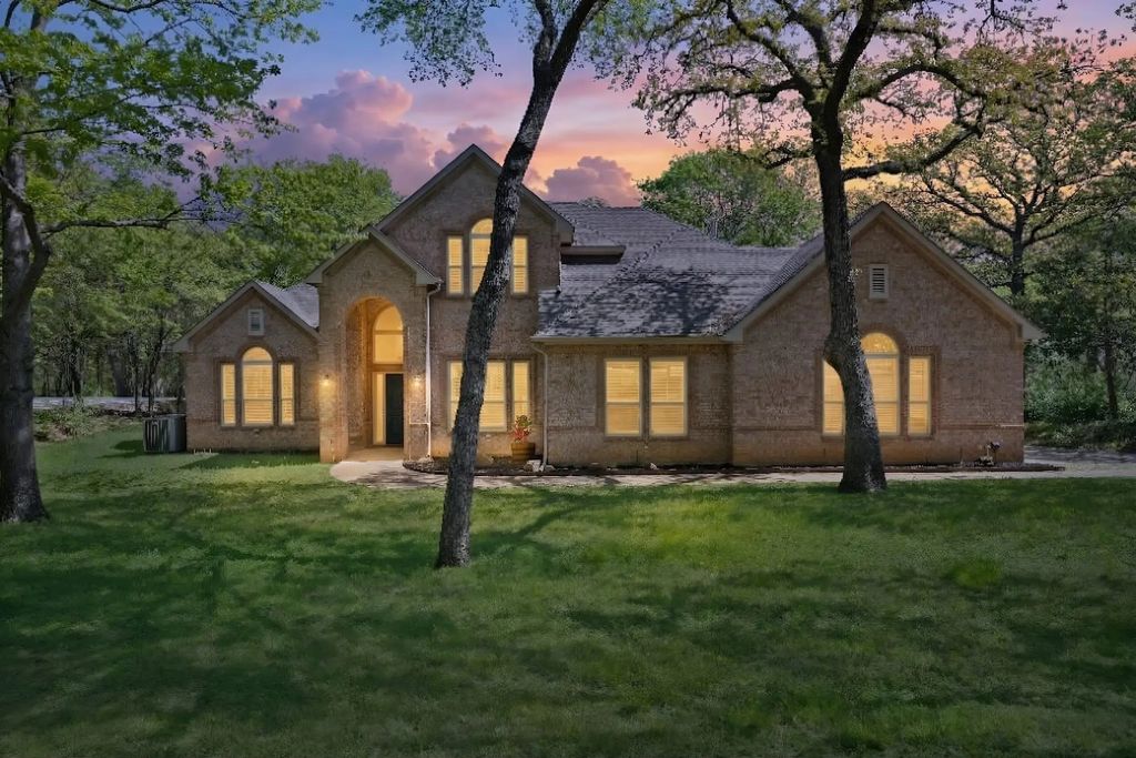 621 Diamond Point Drive, Oak Point