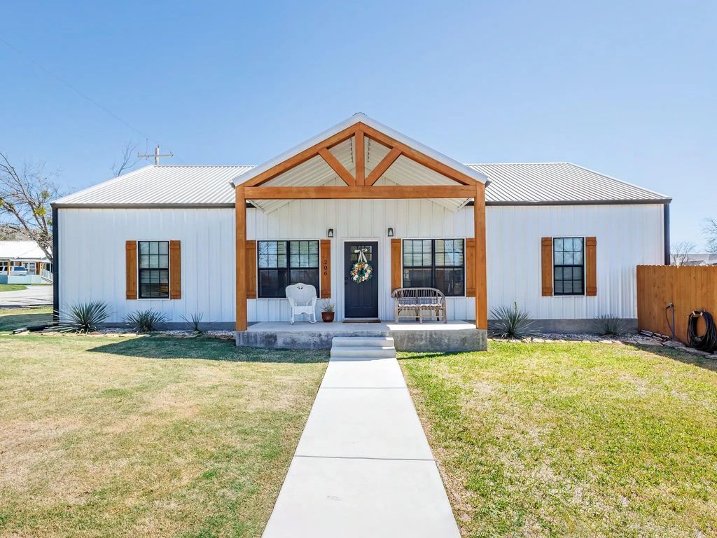 206 N 8th Street, Santa Anna