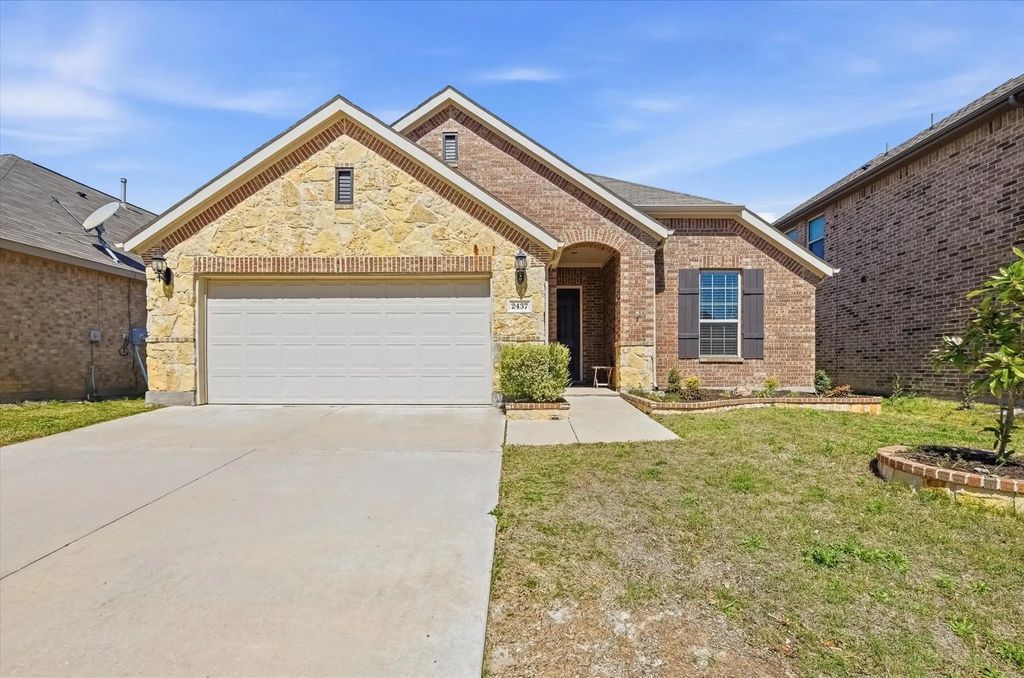 2437 Whispering Pines Drive, Fort Worth