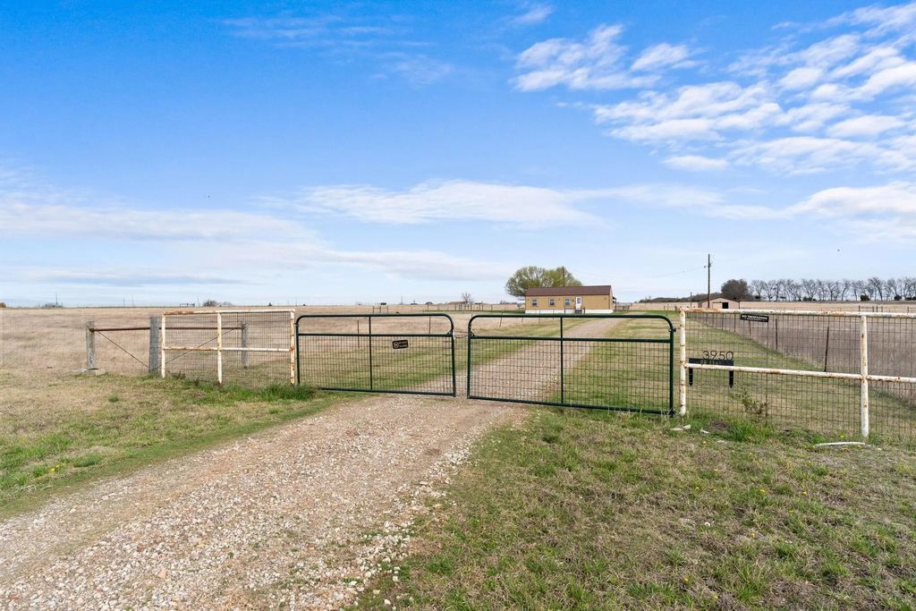 3950 Private Road 1161, Leonard
