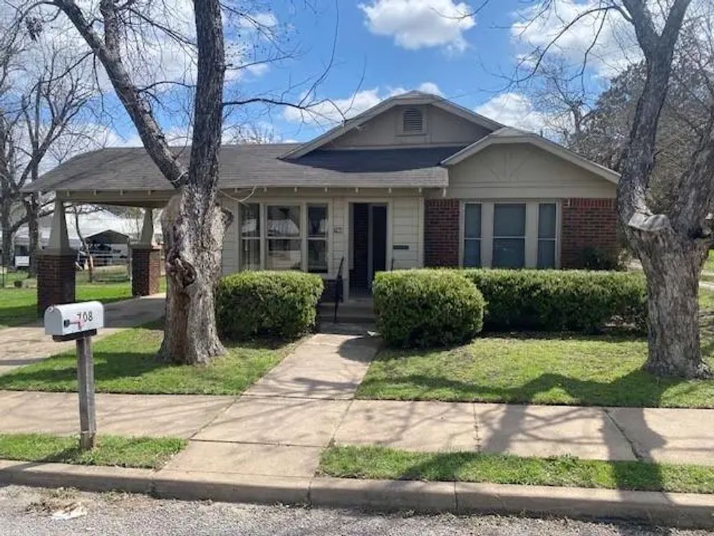 708 Prater Street, Brownwood